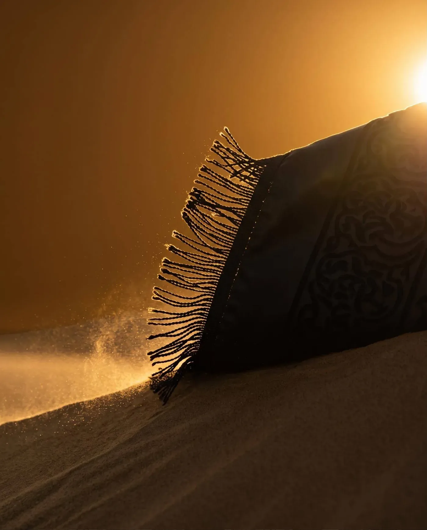 أهداب الشماغ المضفورة في ضوء الشمس