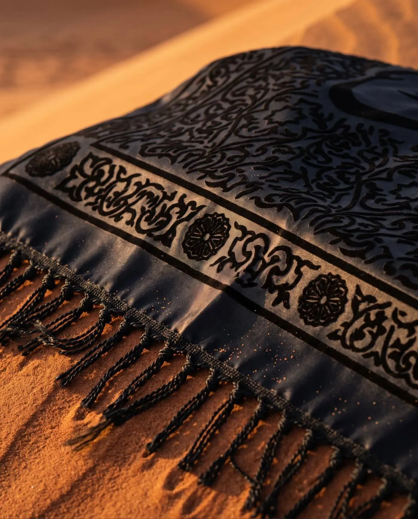 لقطة قريبة للنقش المخملي على شماغ «الليل»